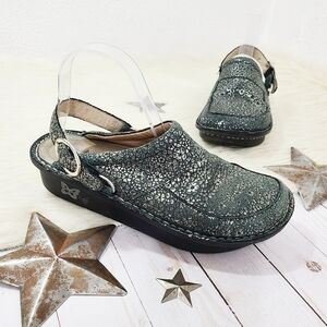 Alegria Seville Black Poppy Embossed clogs metallic silver size 37